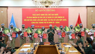 Trao quyết định làm nhiệm vụ gìn giữ hòa bình Liên hợp quốc cho 10 sỹ quan