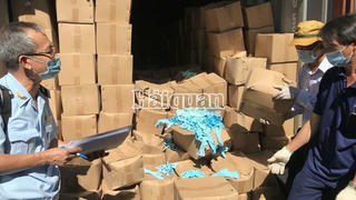 TP HCM bắt 2 container găng tay đã qua sử dụng nhập từ Trung Quốc