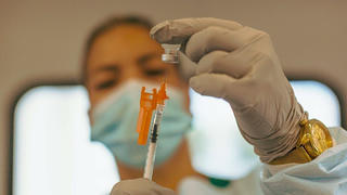 FDA sẽ phê duyệt đầy đủ cho vaccine Pfizer-BioNTech