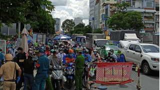 Người dân có thể khai báo di biến động trước và trình mã QR tại các chốt kiểm soát