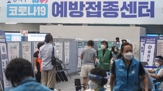 Hàn Quốc kêu gọi người nước ngoài cư trú bất hợp pháp đi tiêm chủng vaccine COVID