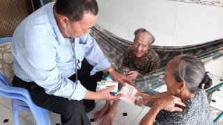 Truy tặng Huân chương Lao động cho 2 nhân viên y tế tử vong vì chống dịch