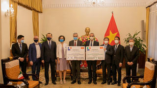 Tiếp nhận 1,5 triệu liều vaccine phòng COVID-19 do Pháp và Italia trao tặng