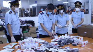 Hải quan bắt giữ hơn 60.000 viên thuốc điều trị COVID-19 ‘đội lốt’ thực phẩm