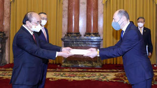 Chủ tịch nước Nguyễn Xuân Phúc tiếp 3 Đại sứ trình Quốc thư