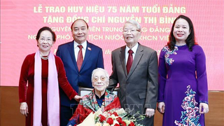 Trao Huy hiệu 75 năm tuổi Đảng cho nguyên Phó Chủ tịch nước Nguyễn Thị Bình