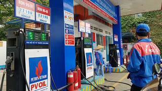 Từ chiều nay (26/10), giá xăng tăng mạnh, thêm gần 1.500 đồng/lít
