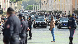 Đoàn xe của Tổng thống Biden ở Rome gây tranh cãi 