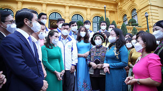 Các thầy giáo, cô giáo là người góp phần xây dựng nguồn nhân lực cho đất nước