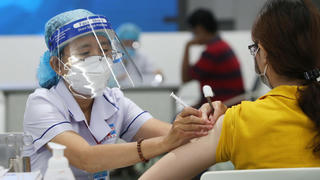 Quyết liệt tháo gỡ khó khăn, vướng mắc cho sản xuất kinh doanh 