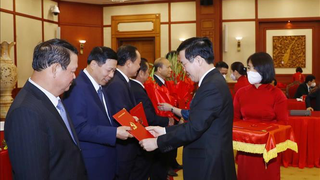 28 Ủy viên Trung ương Đảng khóa XII không tái cử khóa XIII nhận quyết định nghỉ chế độ