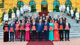 Chủ tịch nước trao quyết định phong hàm Đại sứ cho 26 cán bộ ngoại giao