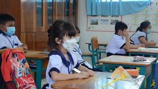 Tiêm vaccine cho học sinh không phải là điều kiện mở cửa lại trường học