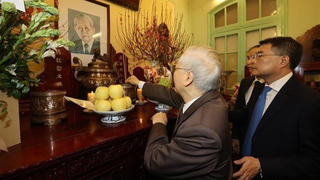 Tổng Bí thư Nguyễn Phú Trọng thắp hương tưởng niệm các cố Tổng Bí thư