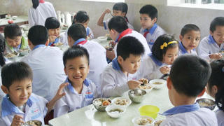 Nên khuyến khích học sinh học bán trú?