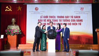 Trưng bày Tủ sách Bảo vệ nền tảng tư tưởng của Đảng