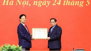 Trao tặng Huy hiệu 55 năm tuổi Đảng cho nguyên Thủ tướng Nguyễn Tấn Dũng