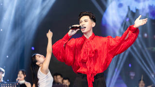 Giọng ca 9X Hiếu Minh ‘chạm’ đến Đỉnh cao âm nhạc