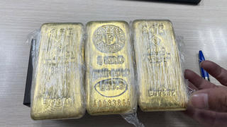 Hải quan Nội Bài phát hiện 3kg vàng ‘giấu’ trong vùng kín và đế giày 