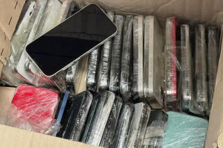 Hải quan Nội Bài phát hiện đối tượng giấu trong người 64 điện thoại