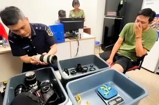 Bắt giữ đối tượng giấu gần 2kg nghi là vàng trong máy ảnh