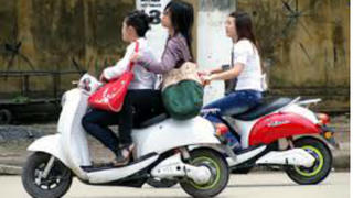 Xe máy điện “trôi nổi” làm khó cơ quan chức năng?