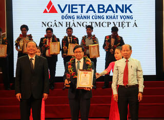 VietABank nhận danh hiệu “Top 10 thương hiệu tín nhiệm 2017”