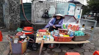 Miệt mài mưu sinh sáng mùng 1 Tết