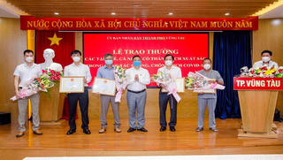 Lãnh đạo Busadco nhận Bằng khen vì những đóng góp cho công tác phòng chống dịch 