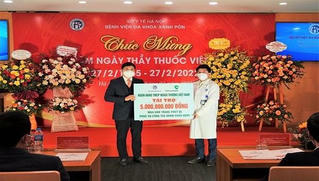 Vietcombank trao tặng Bệnh viện Đa khoa Xanh Pôn 5 tỷ đồng