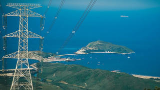 Đóng điện đường dây 500 kV mạch 3 đoạn qua Quảng Bình