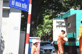 EVNHANOI đảm bảo cung ứng điện an toàn trong dịp lễ 50 năm Giải phóng miền Nam