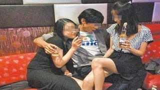 “Giá đắt” cho những nữ sinh mong đổi đời từ “nghề tay vịn” 