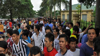 “Vé xem chung kết giải VFF 2 triệu đồng thì ở nhà ôm tivi để tiền nuôi con”