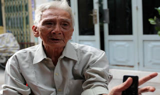 Con gái nợ tiền, cha già bị 'khủng bố' chất bẩn