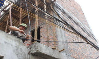 Về nơi nước hiếm hơn vàng khiến cả làng rủ nhau ra đường… khoan giếng