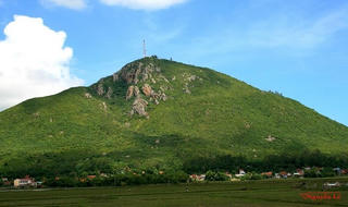Ly kỳ chuyện ngọn núi quanh năm bị 'ăn đòn Thiên Lôi'
