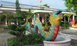 Phạm nhân  dạy chuột làm xiếc, chế keo sắt từ... cơm nguội