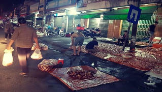 Báo động an toàn thực phẩm ở "quầy thực phẩm tươi sống" trên Quốc lộ 1A đoạn qua Đồng Nai