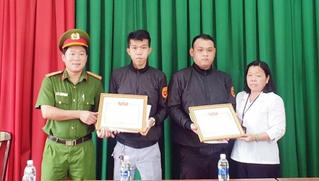 Trao giấy khen cho hai thành viên Câu lạc bộ phòng, chống tội phạm ở Đồng Nai