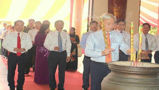 Lãnh đạo tỉnh Đồng Nai dâng hương, báo công nhân kỷ niệm 130 ngày sinh Chủ tịch Hồ Chí Minh