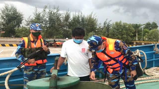 Bộ Tư lệnh Vùng Cảnh sát biển 4 tạm giữ tàu nước ngoài chở khoảng 150.000 lít dầu không rõ nguồn gốc