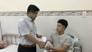 Báo Pháp luật Việt Nam thăm hỏi chiến sĩ công an bị thương trong khi làm nhiệm vụ
