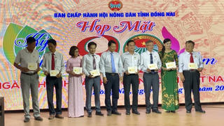 Hội Nông dân tỉnh Đồng Nai: Trao tặng kỷ niệm chương Vì giai cấp Nông dân Việt Nam năm 2020