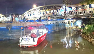 Sà lan mắc kẹt dưới gầm, tàu hỏa phải bò 5km/h qua cầu Rạch Cát