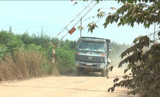 Đồng Nai: Đường liên phường xuống cấp vì xe trọng tải lớn "quần thảo"