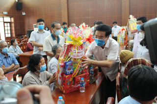 Đoàn Đại biểu Quốc hội tỉnh Đồng Nai tặng quà cho các gia đình chính sách xuân Tân Sửu 2021