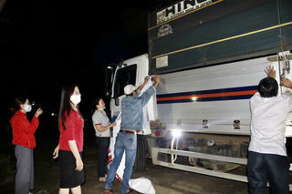 Chuyến xe nghĩa tình đến với người dân TP HCM