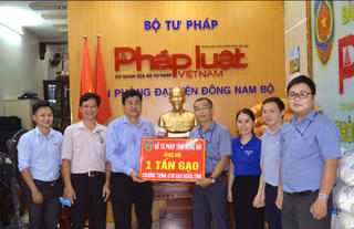 Tấm lòng Việt sáng ngời trong hoạn nạn