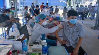 Bình Phước tiêm vaccine cho hơn 2.000 công nhân 